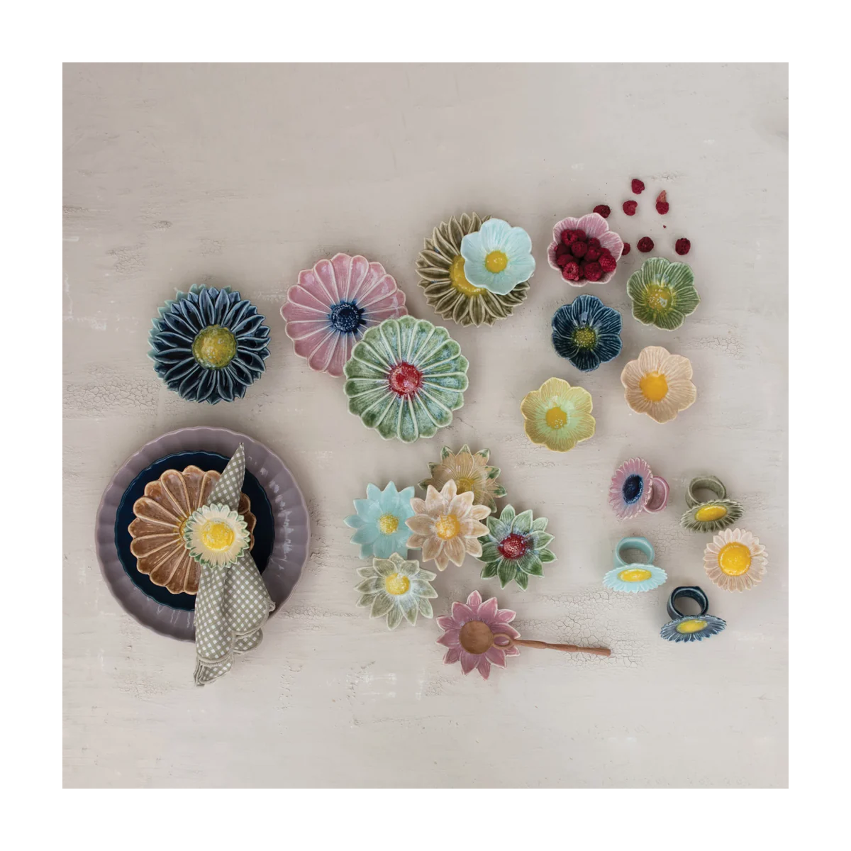 Daisy Shaped Stoneware Trinket Dish 02 context